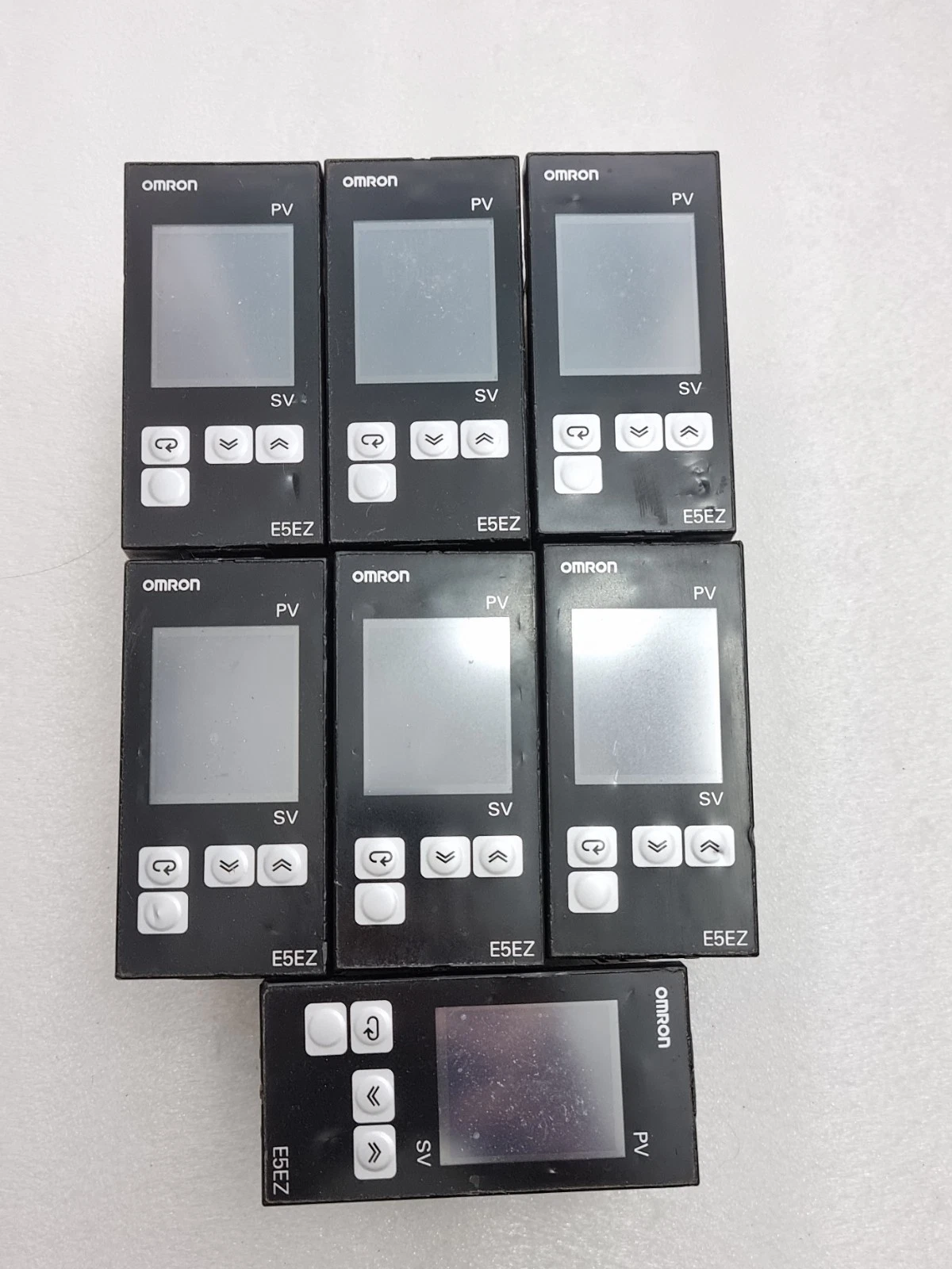 One Used Omron E5EZ-C3T Temperature Controller 100-240Vac 50/60Hz